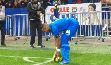 篮球湖人球迷为球队准备应援物