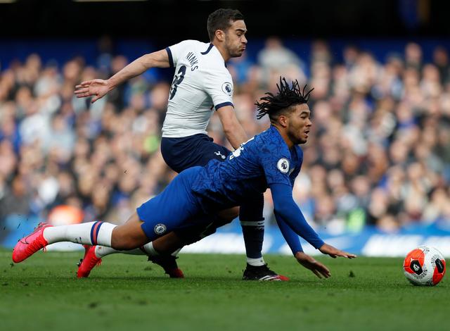 成都蓉城教练组现场观战中韩战，徐正源、金亨镒在场（成都蓉城教练组现身中韩之战现场，徐正源、金亨镒到场观战）