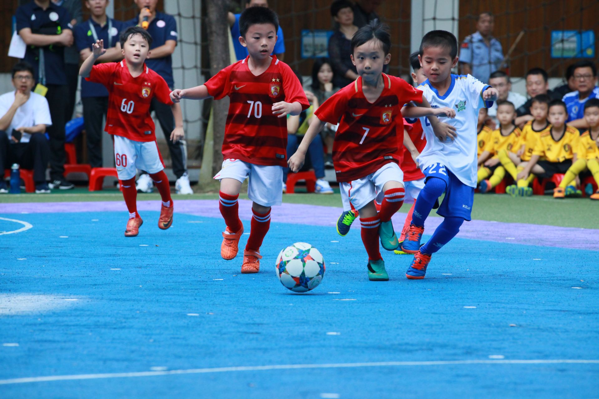 法甲半场：爱德华破门，朗斯1-0尼斯（半场战报：爱德华建功，朗斯暂1-0领先尼斯）