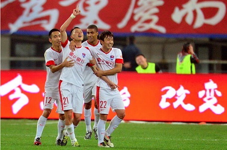 感谢俱乐部，U16国少球员身穿各自俱乐部训练服拍摄全家福（致谢各俱乐部，U16国少球员穿本队训练服拍全家福）