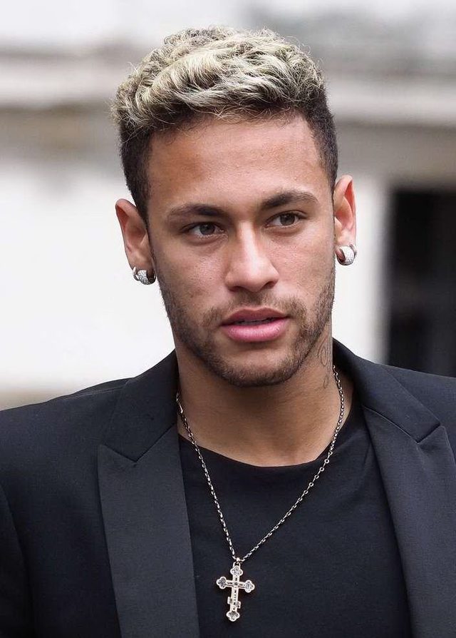 赛前梅州球迷晒多幅Tifo，致敬投资人魏晋平与梅州全体队员（赛前梅州球迷以多幅Tifo致敬投资人魏晋平及全队）