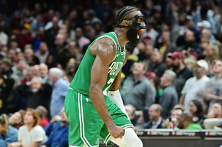 外媒：下赛季欧冠联赛阶段用球将采用白+薄荷绿+紫创新配色（外媒称：下赛季欧冠联赛阶段比赛用球将启用白、薄荷绿与紫全新配色）