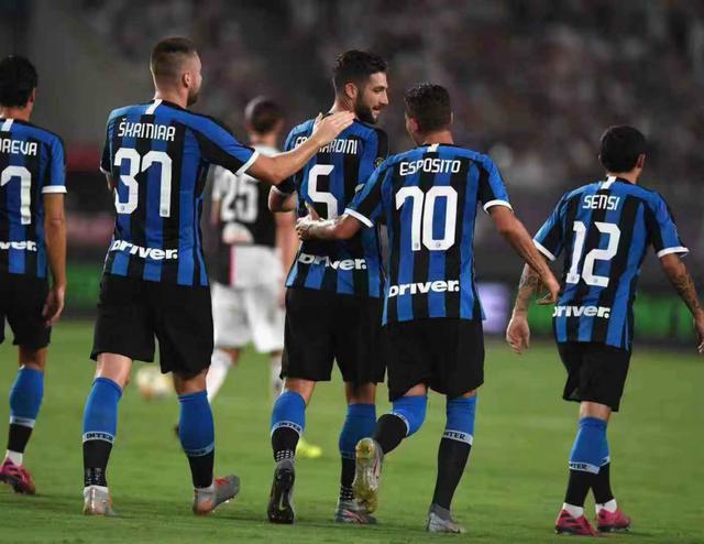 成都蓉城教练组现场观战中韩战，徐正源、金亨镒在场（中韩之战看台现身：成都蓉城教练组观战，徐正源、金亨镒到场）