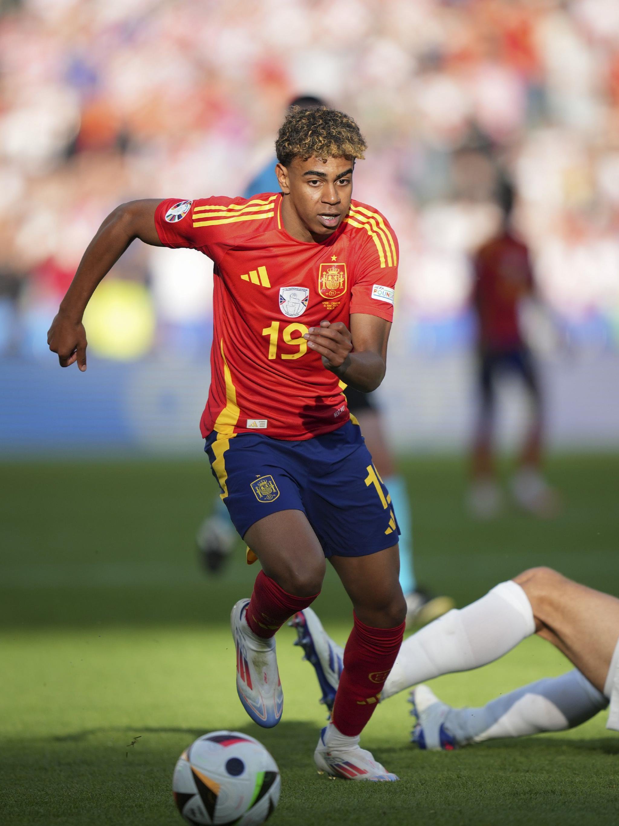 拉基蒂奇：无论哪队球迷都会喜欢魔笛；亚马尔要走自己的路（拉基蒂奇：魔笛赢得各队球迷喜爱；亚马尔该走自己的路）