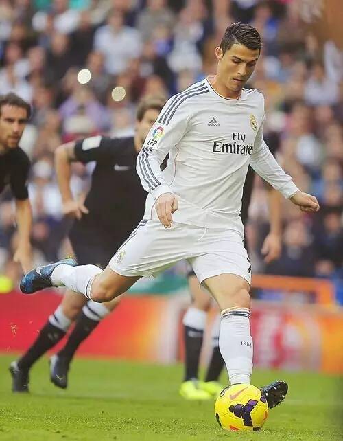 出席白宫晚宴后，C罗与美国防务部长合影