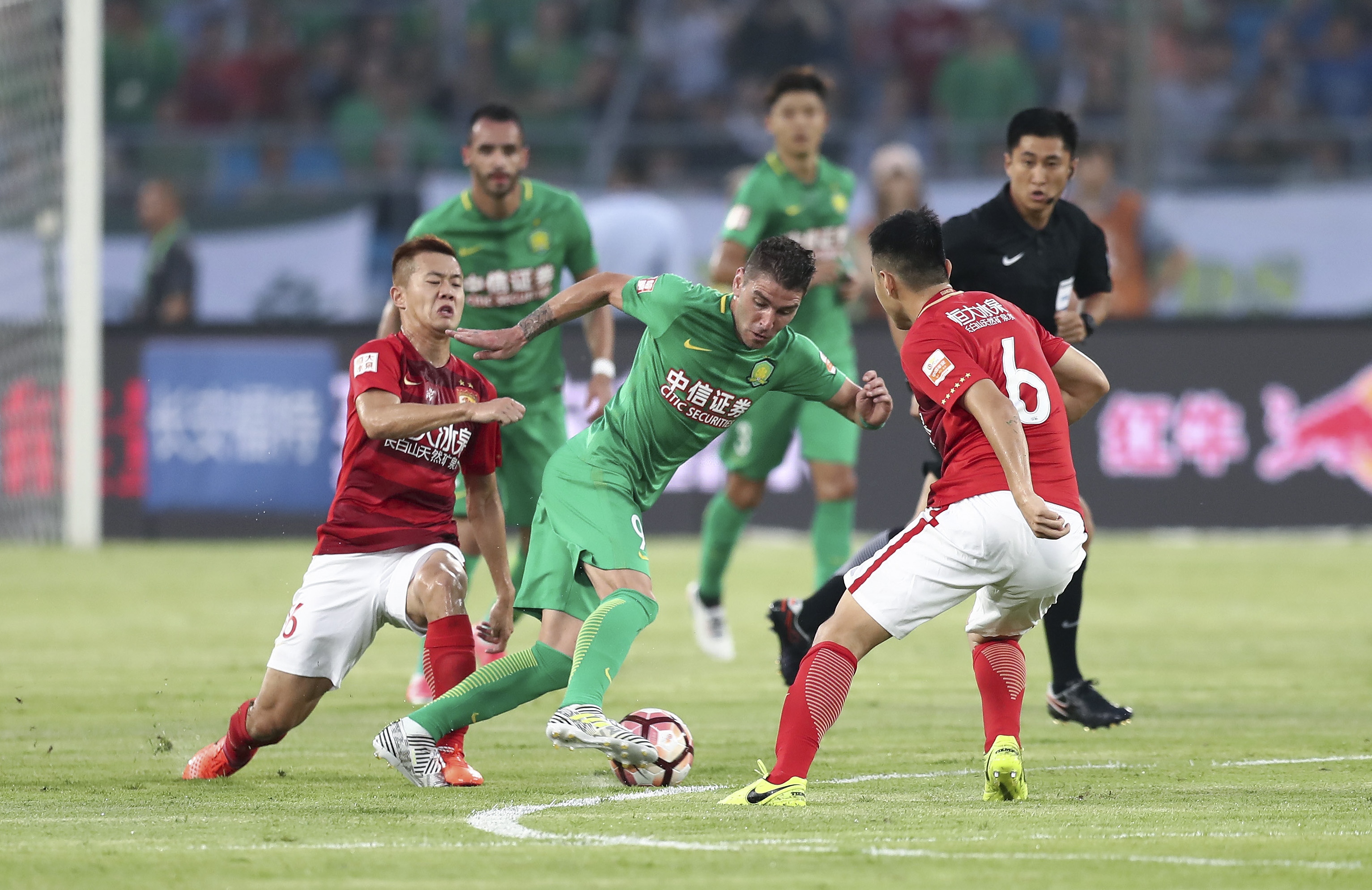 2011年至今欧冠门将失误丢球榜：诺伊尔10次居首，奥纳纳在列（2011年至今欧冠门将失误致丢球榜：诺伊尔以10次领跑，奥纳纳上榜）